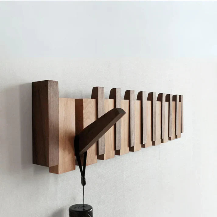 Wandgarderobe van hout met opklapbare haken