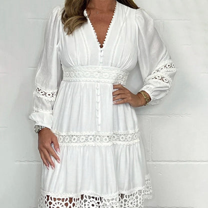Emmelina - Korte damesjurk met v-hals en broderiedetails